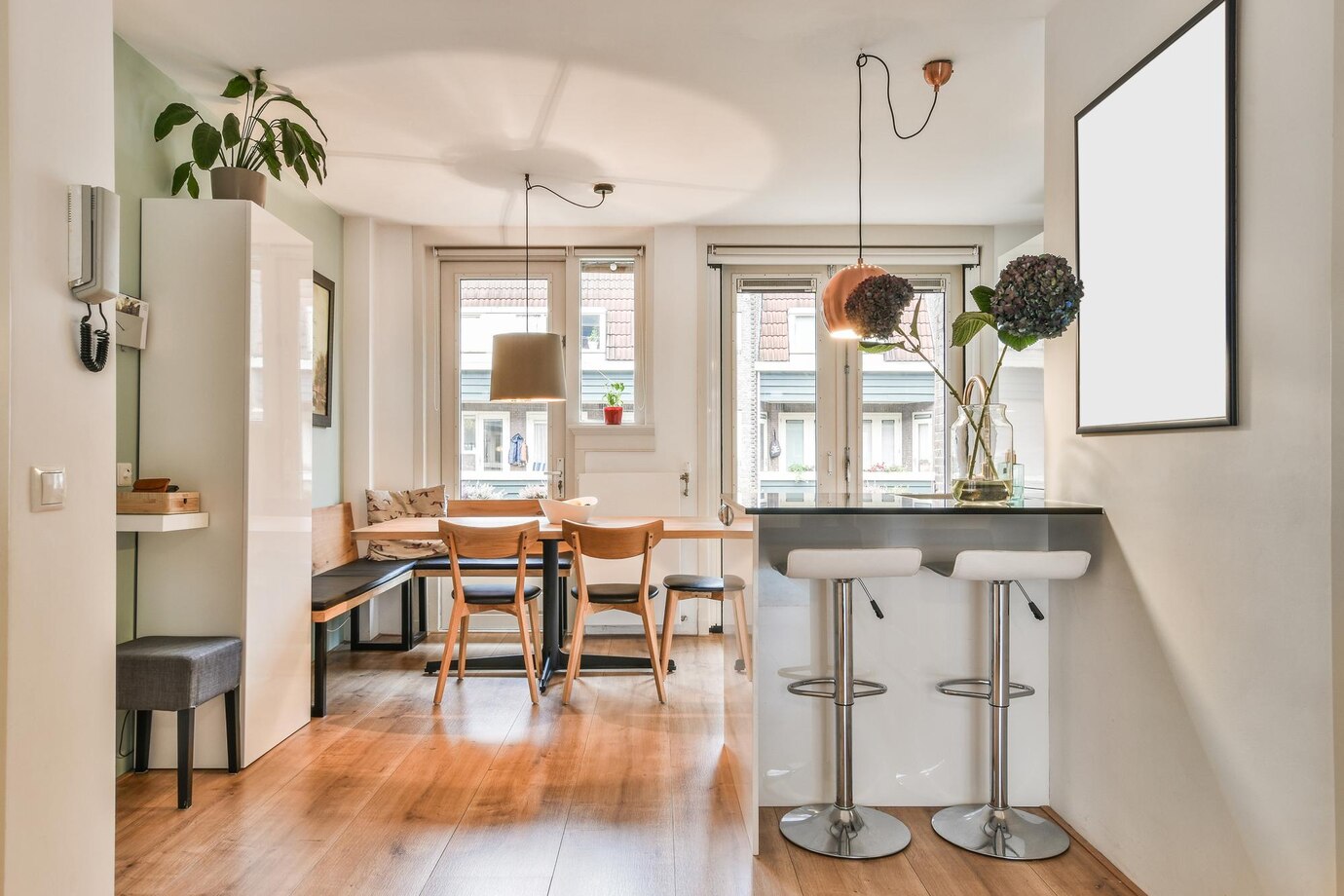 acogedora-sala-estar-apartamento-moderno_181624-60384
