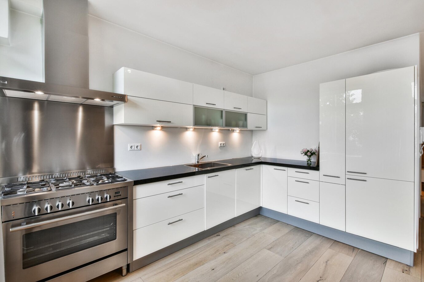 interior-cocina-moderna-colores-blancos_181624-58451 (1)